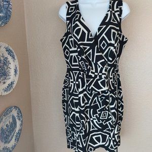 Womens Black And White Side Rouched Side Zip Geometric Print Dress 1X Flattering